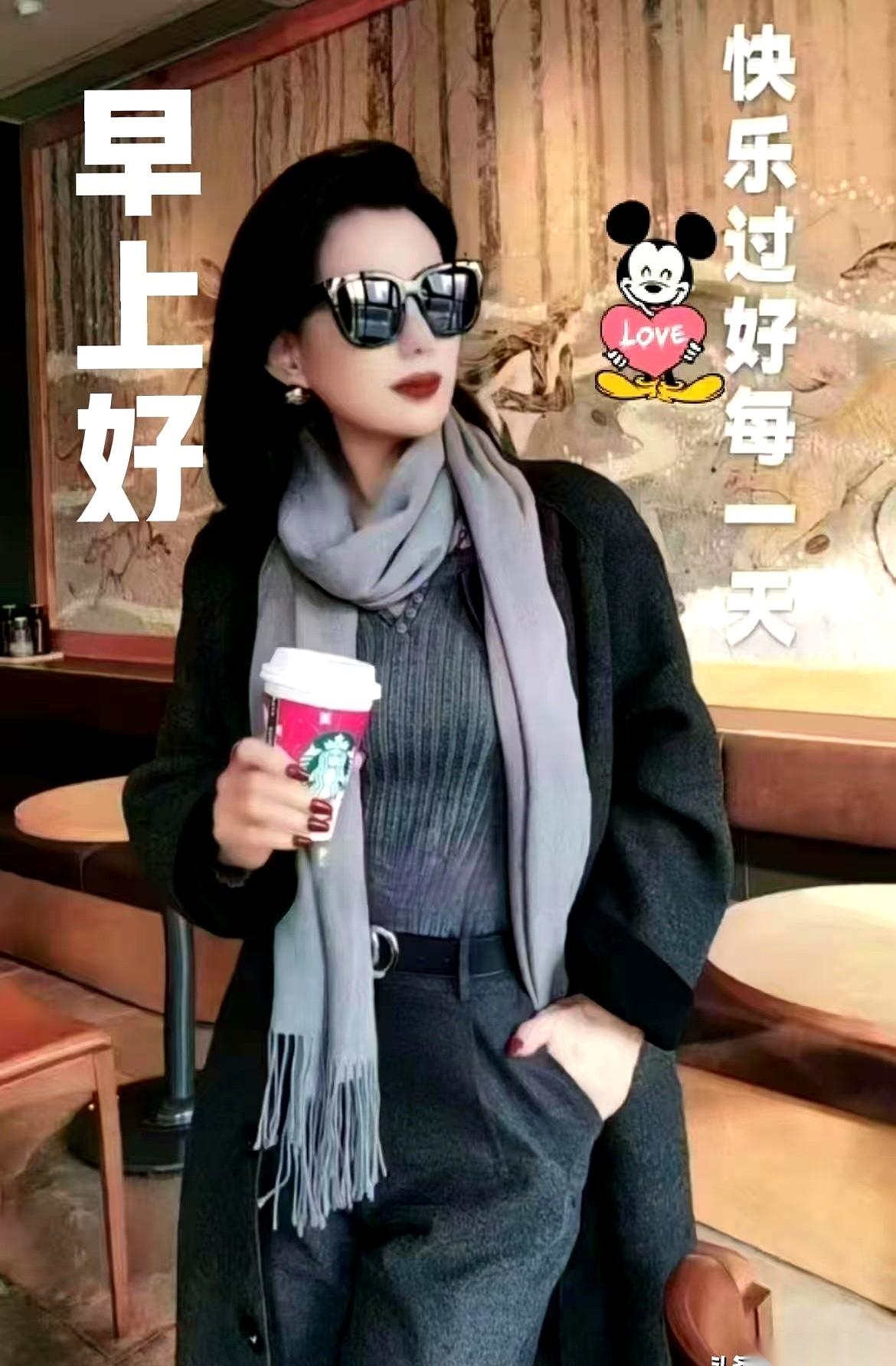 每天早上，家族群里准时升起的那几张莲花图，和闪闪发光的“早上好”。
我以前觉得特