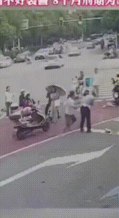 头盔都不戴还袭警？长沙大哥判8个月冤不冤
 长沙一大哥蔡某，骑电动车没戴头盔被交