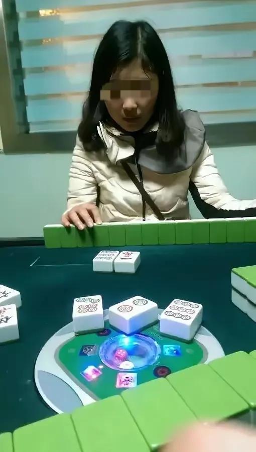 你观察过麻将馆里的女人吗？
你知道开麻将馆的老板的生活吗？
麻将馆里经常会看到一