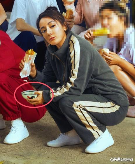 《功夫女足》全员海报释出，周星驰影片里极具标志性的公鸡碗再度亮相，这次传承交到了