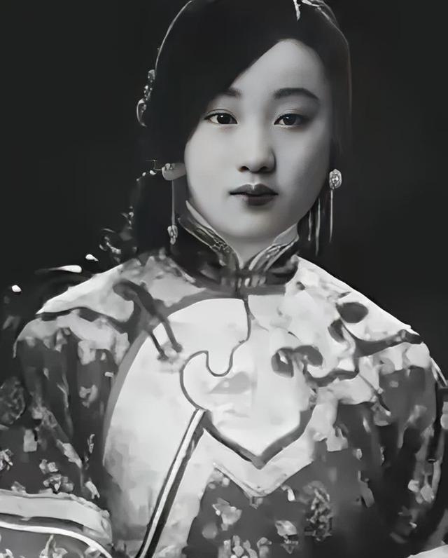 1894年，几个太监不顾珍妃的挣扎，将她按在刑凳之上，奉命行杖。
这一幕若只截取