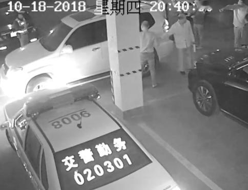 山东临沂，男子酒后回家，发现一辆警车占用了他的车位，警车因为公事要办缘由拒不让位