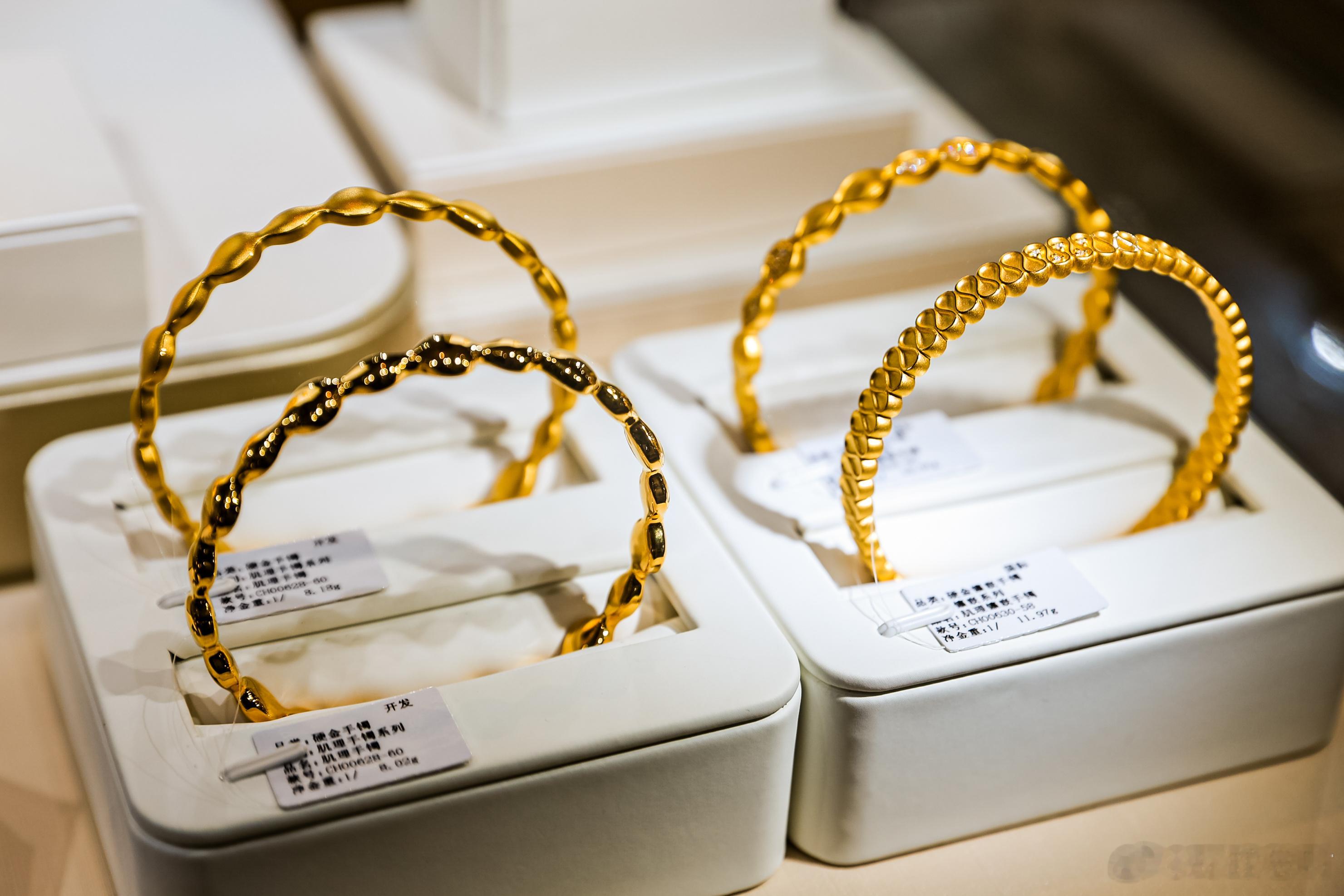 【】美东时间11月14日（周五），现货黄金、现货白银回吐早前涨幅，双双大跳水。现