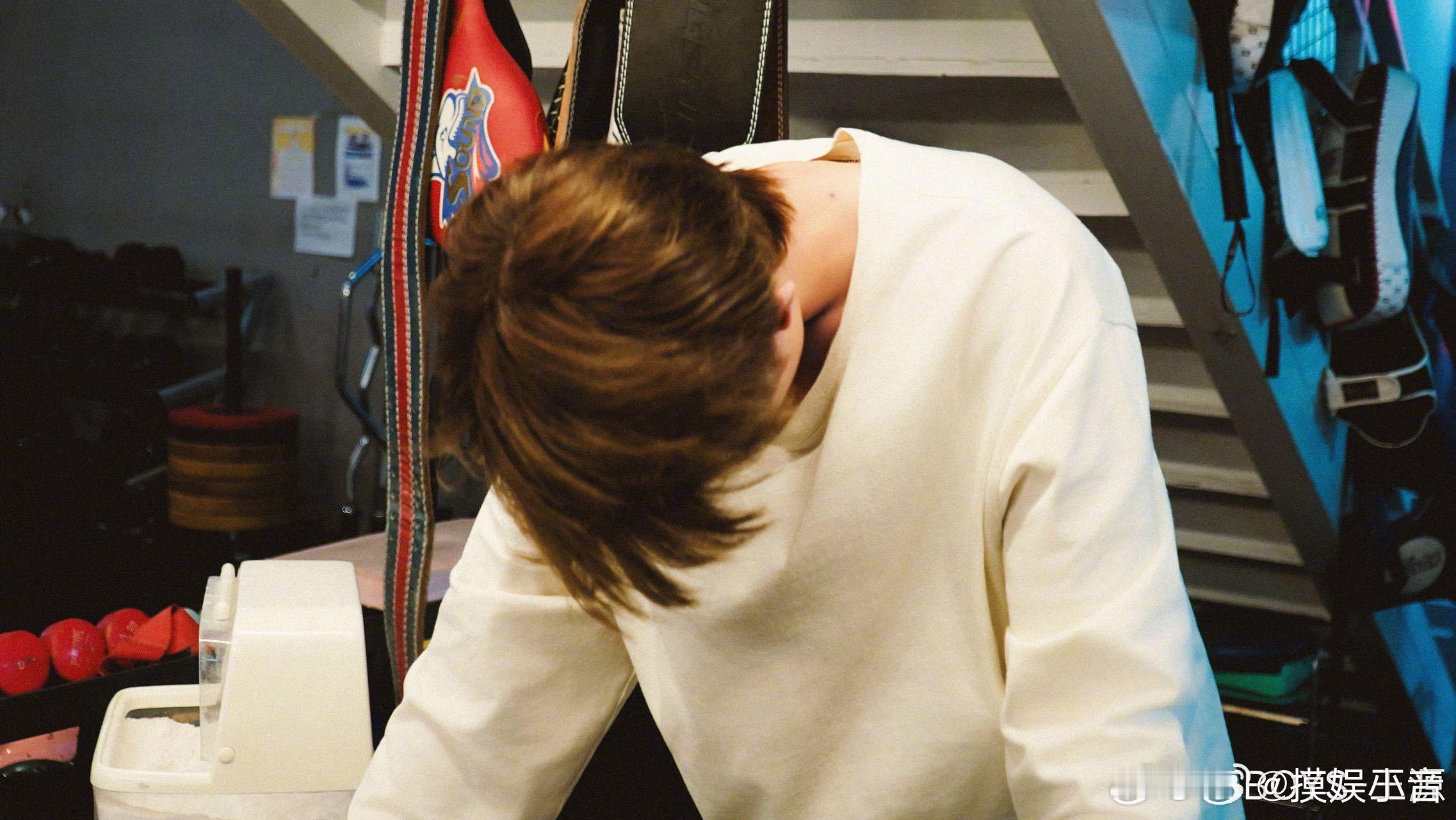 王源最近主线任务练练练练 刚刚更博，晒出日常训练照并配文“最近主线任务👉🏻练