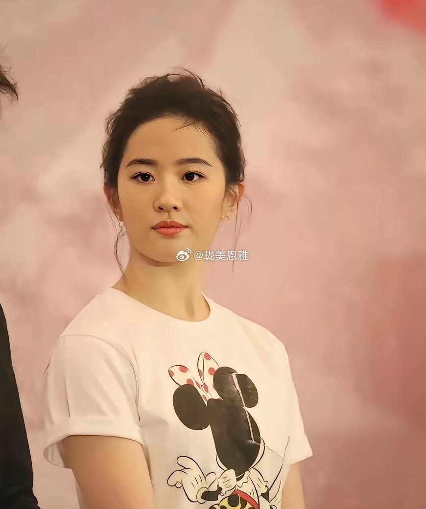 刘亦菲脚上的美甲像自己涂的，看着怎么样 