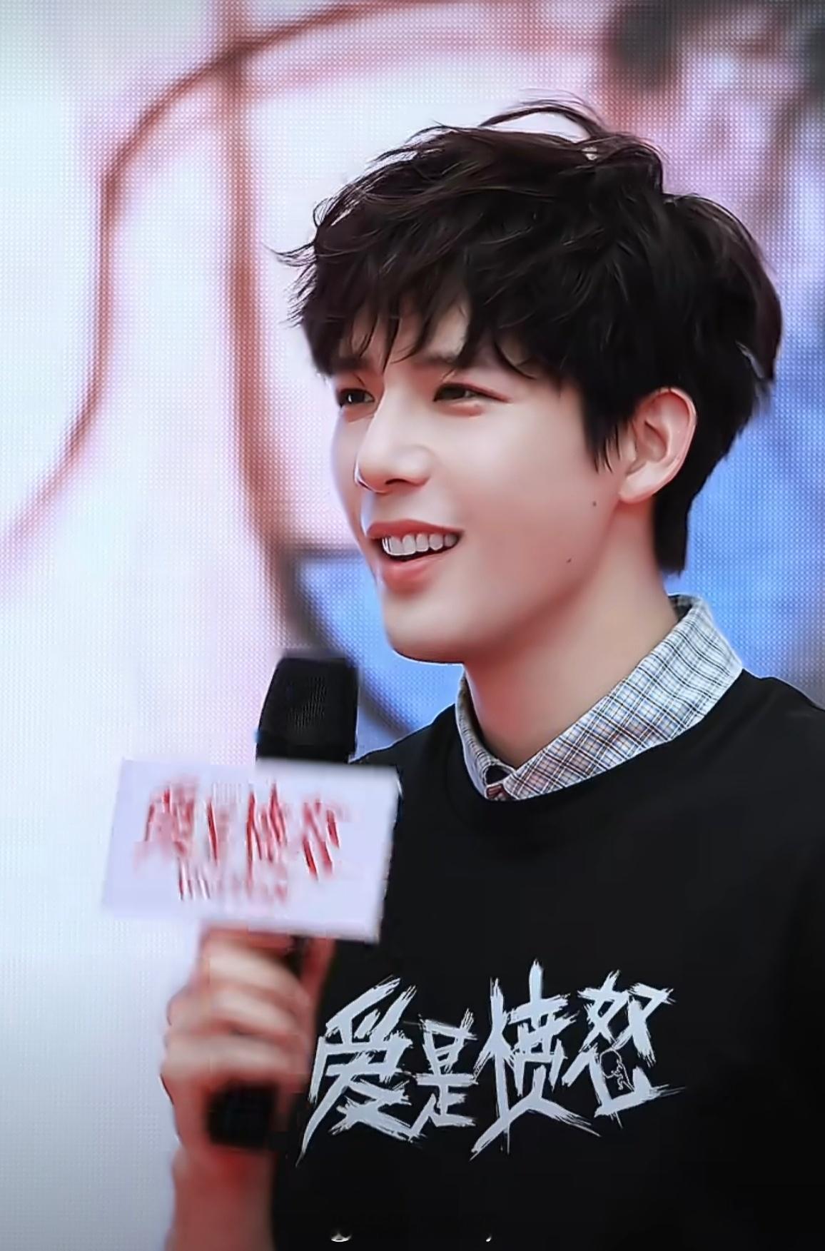 疑似王安宇自己找的路演观众 成都路演王安宇遇上懂他的观众，主动献唱《想你的夜》，