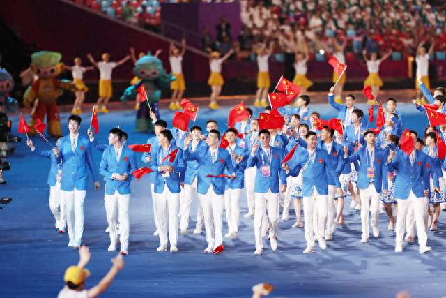 中国代表团亮相名古屋开幕式，815名运动员36名奥运冠军出征