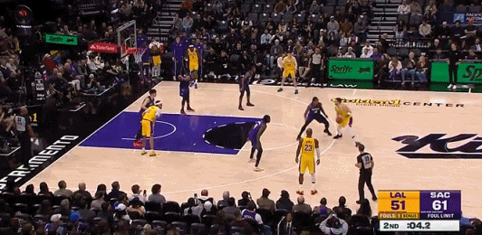 神仙球！东契奇小手一抖命中神奇三分！
在今天NBA常规赛湖人对阵国王的第二节比赛