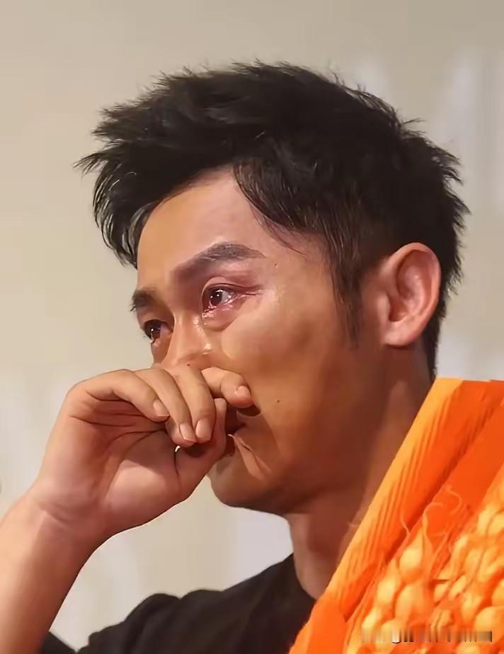 47岁李晨，悲痛发文。8月10日下午，演员李晨悲痛发文，他悼念了一位令人敬重的前