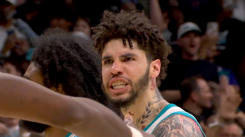 附加赛的第一场就贡献了赛季最精彩的比赛之一，黄蜂两次逃出生天，距离十年后重返季后