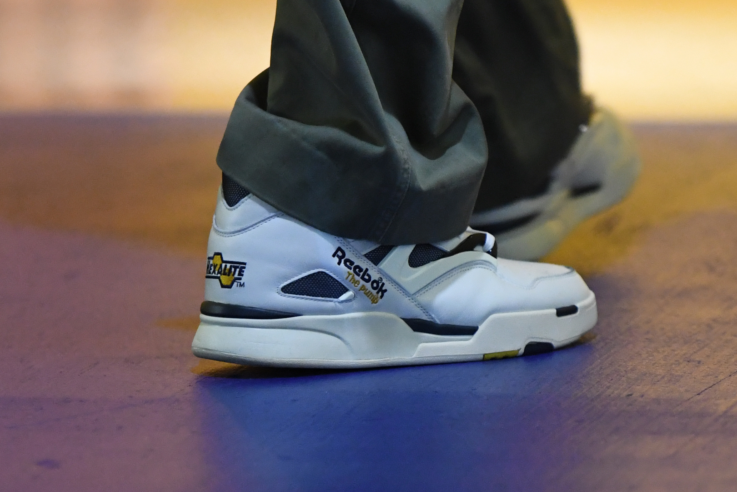 以自己的方式致敬自己的父亲斯蒂芬今天穿着Reebok Pumps入场这是对他父亲