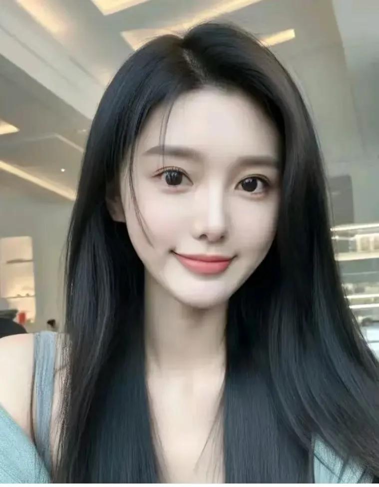 她，33岁，被贴上了“大龄剩女”的标签，身高1米65，月薪稳定过万。在这个看似完