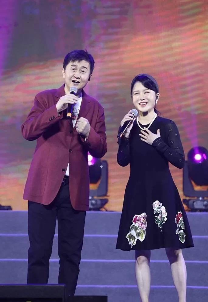 不需要字幕，单看照片，所有的网友都能猜出他们唱的是什么歌吧？
两夫妻都是不老的容