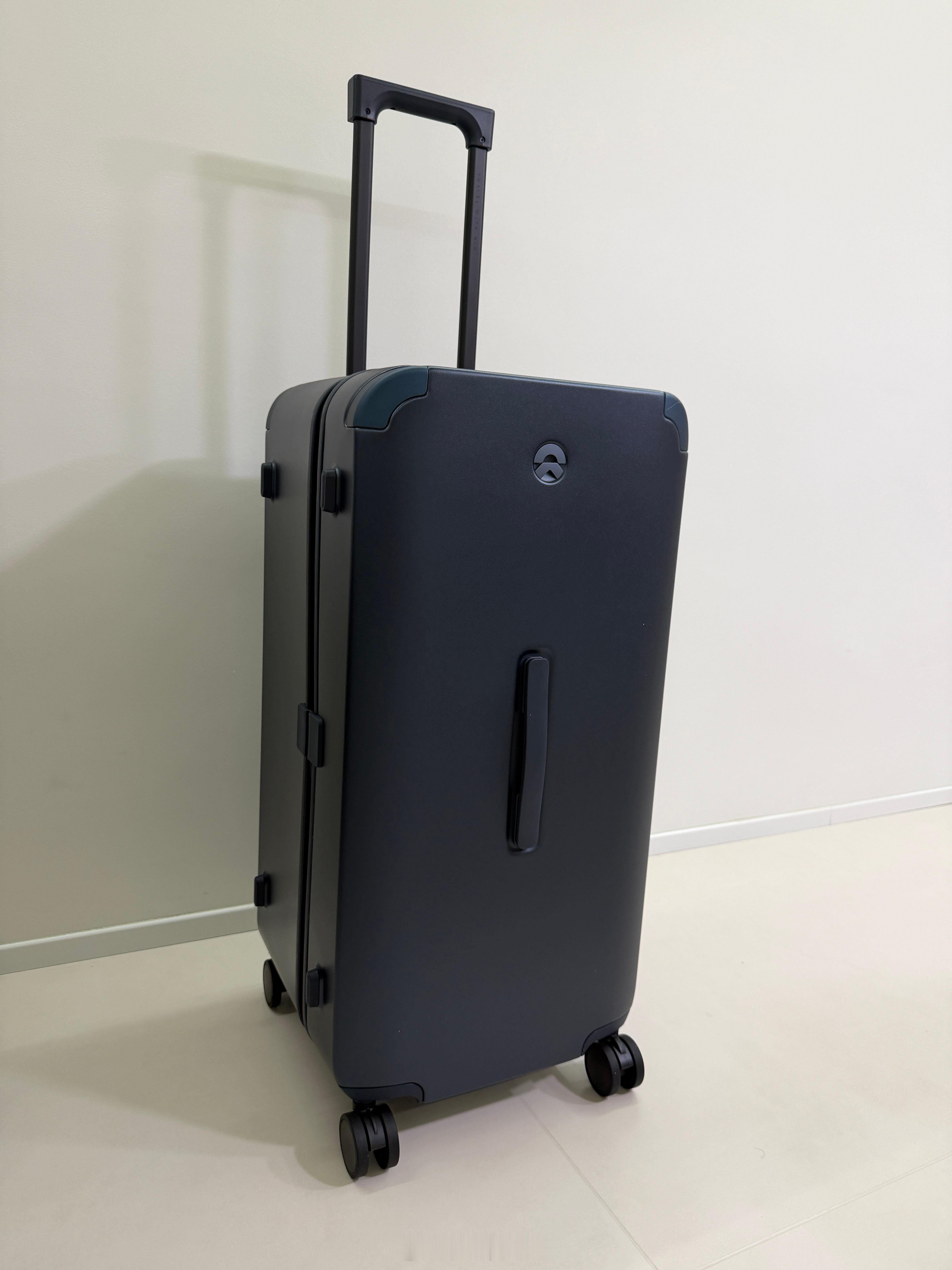 蔚来的30寸行李箱到了，下个月要出国半个月，就靠它了。该说不说是挺好看的，万向轮