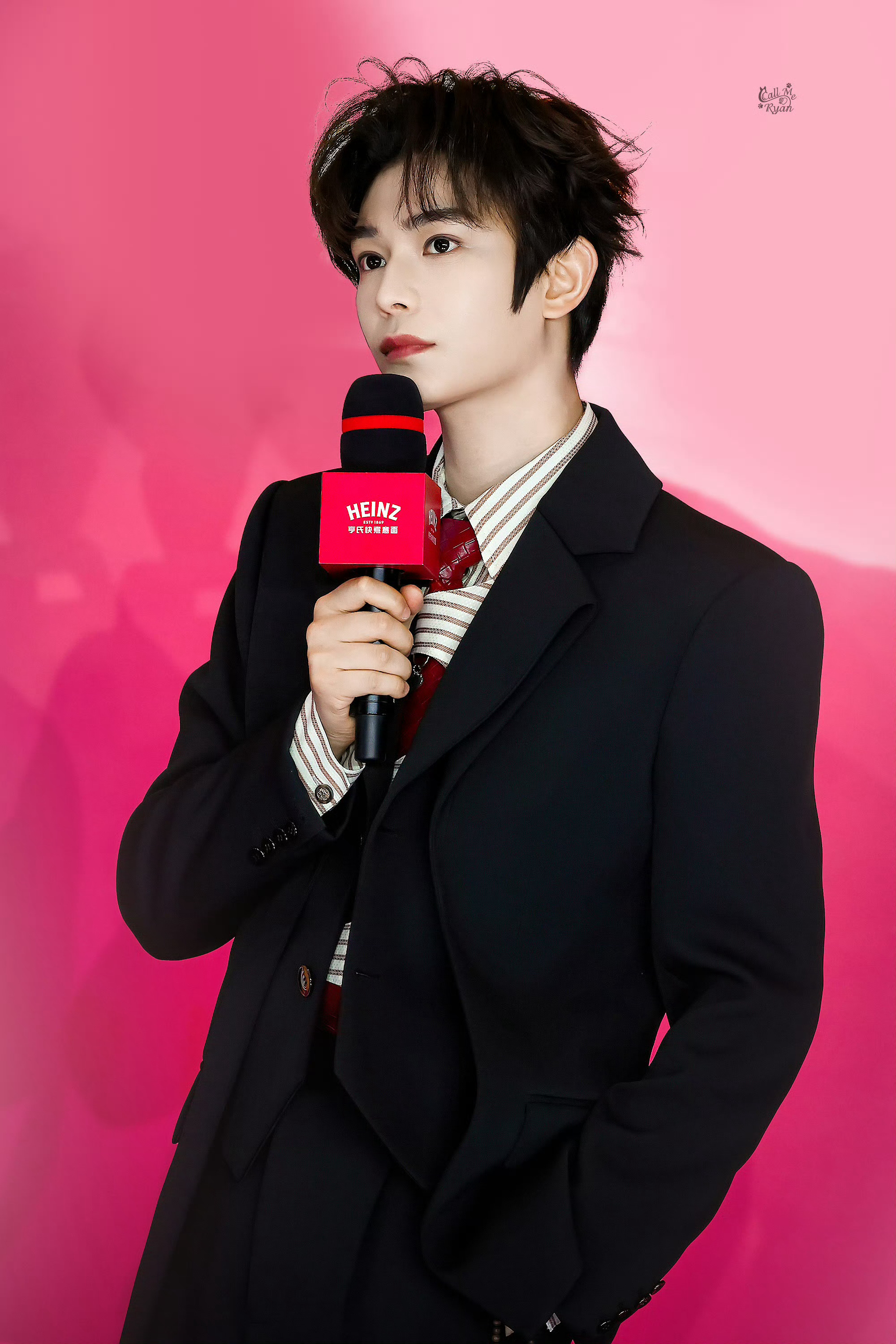 丁禹兮今日活动生图，黑色西装贵气十足 