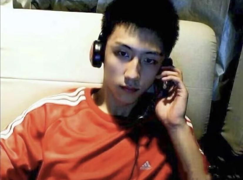 这个青涩的少年，在网吧用电脑拍照，这个时候的他，怎么也想不到以后会变成大明星吧。