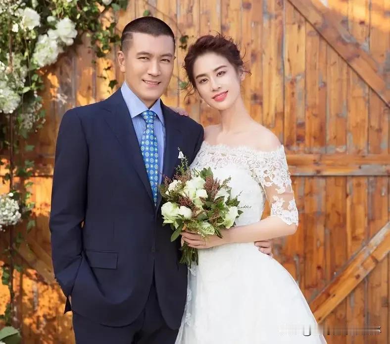 #黄圣依想离婚是受不了爹式管理#
原来黄圣依和杨子一直没有离婚，我为什么会一直以