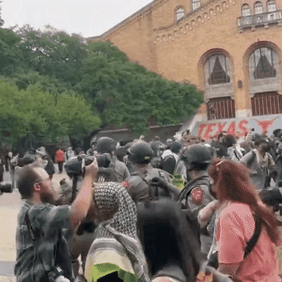 美国各大院校反以浪潮还在进一步激化，截至目前已经有哥伦比亚大学、麻省理工学院、哈