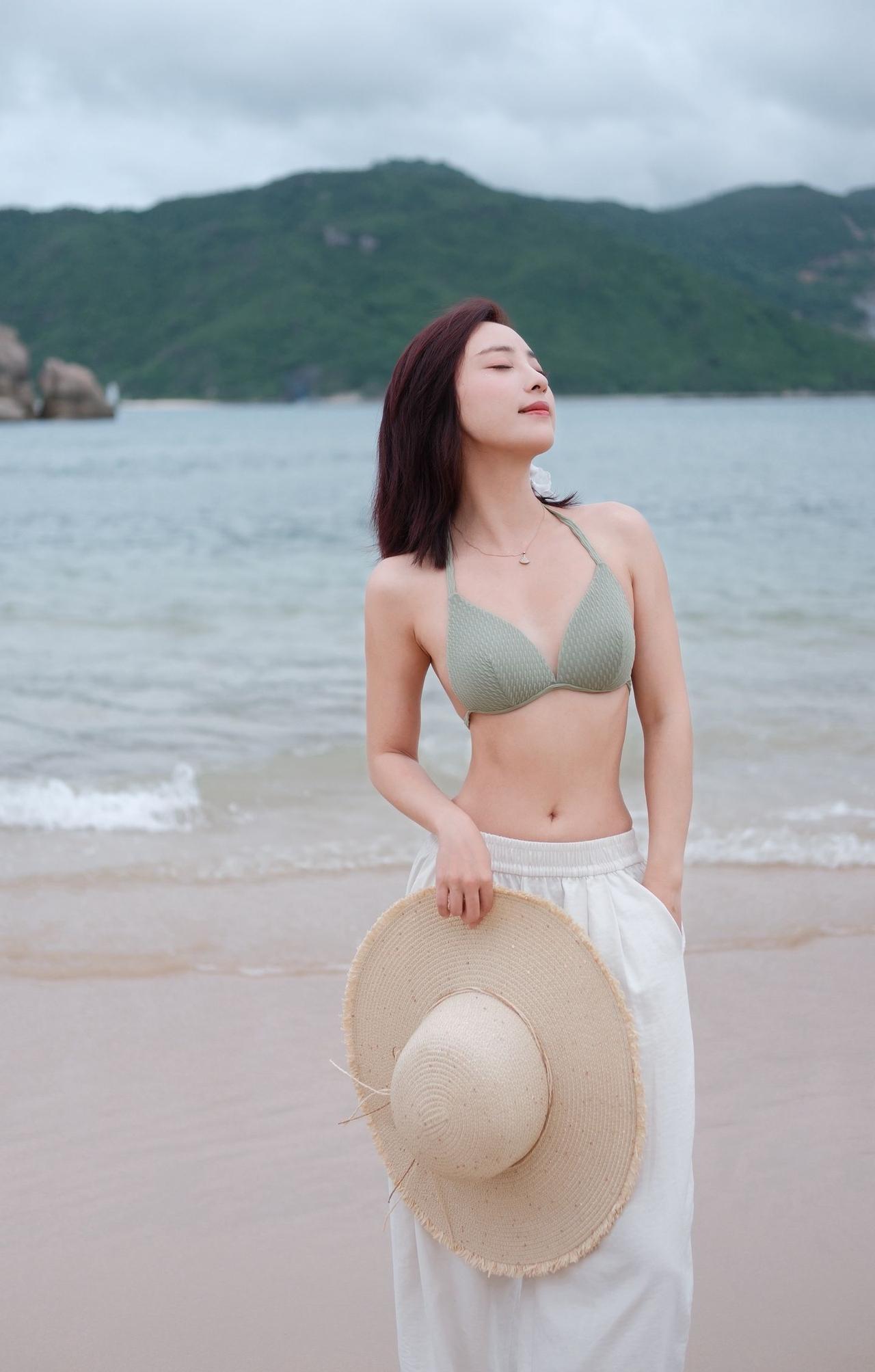 女人真正的气质是什么？奔赴一场海边的温柔邀约，咸湿海风漫过脚踝，远山与蓝海连成一
