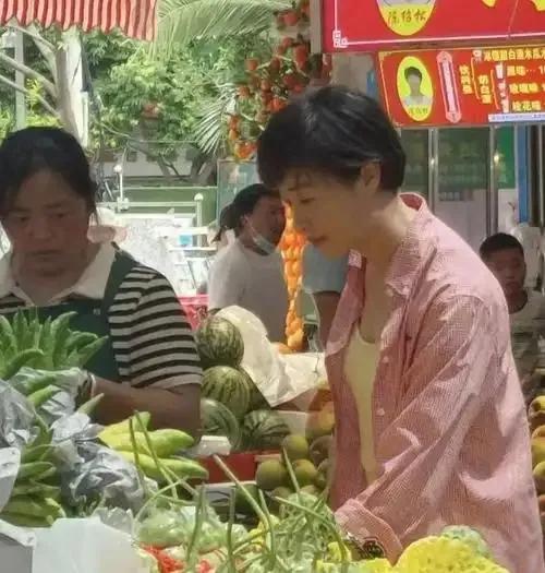 2025年7月9日，53岁的演员吴越现身昆明篆新农贸市场，身穿明黄色内搭配红色格