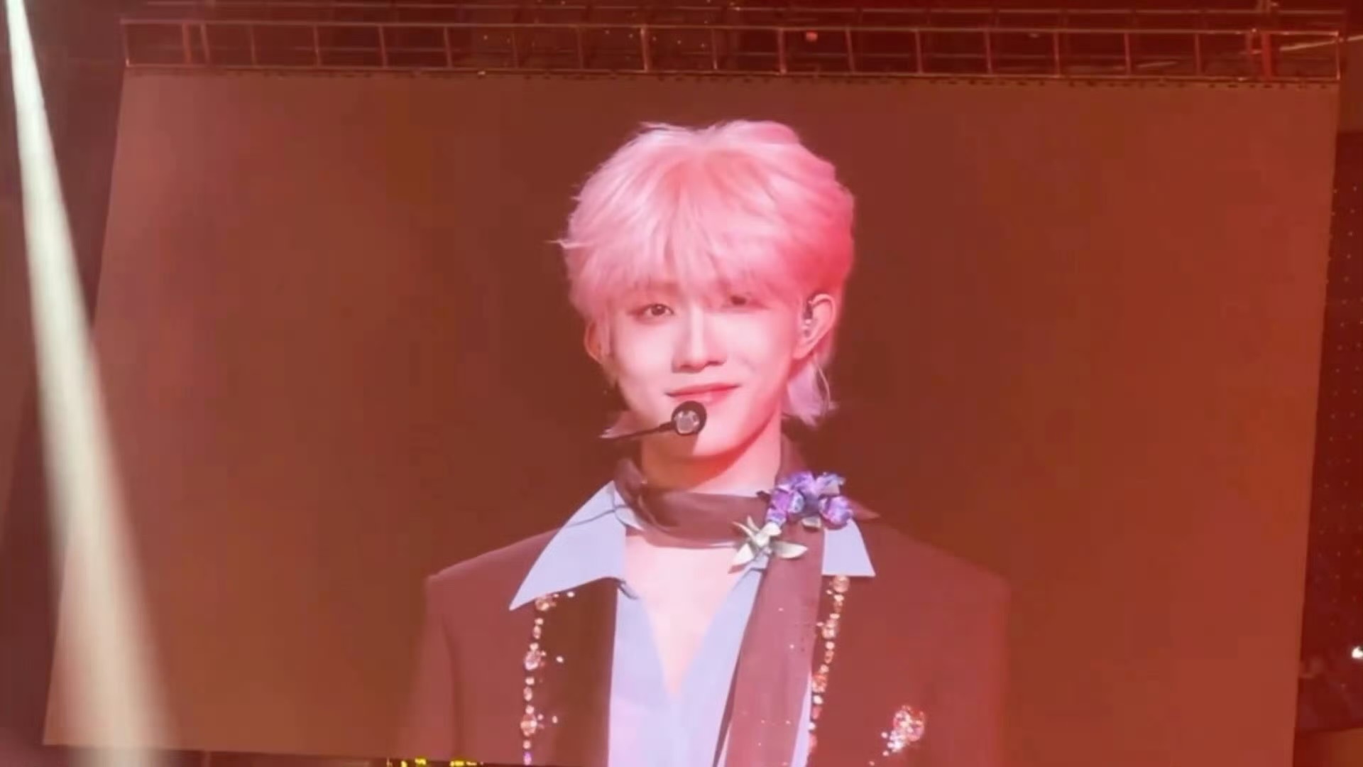 今天是粉色的苏新皓，好像草莓牛奶一样甜滋滋的