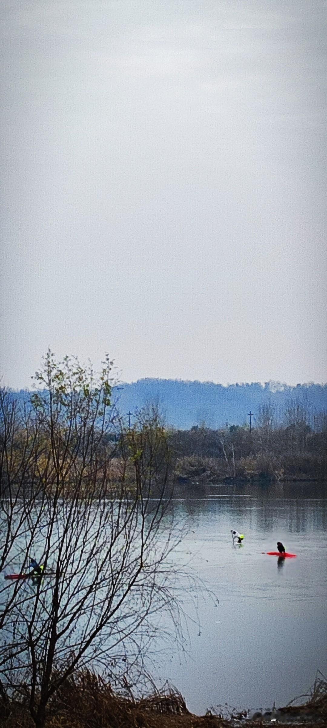 晒图笔记大赛少年们奋力划桨，这一幕让冬日的汉江充满生机。突然深刻的明白激流猛进的