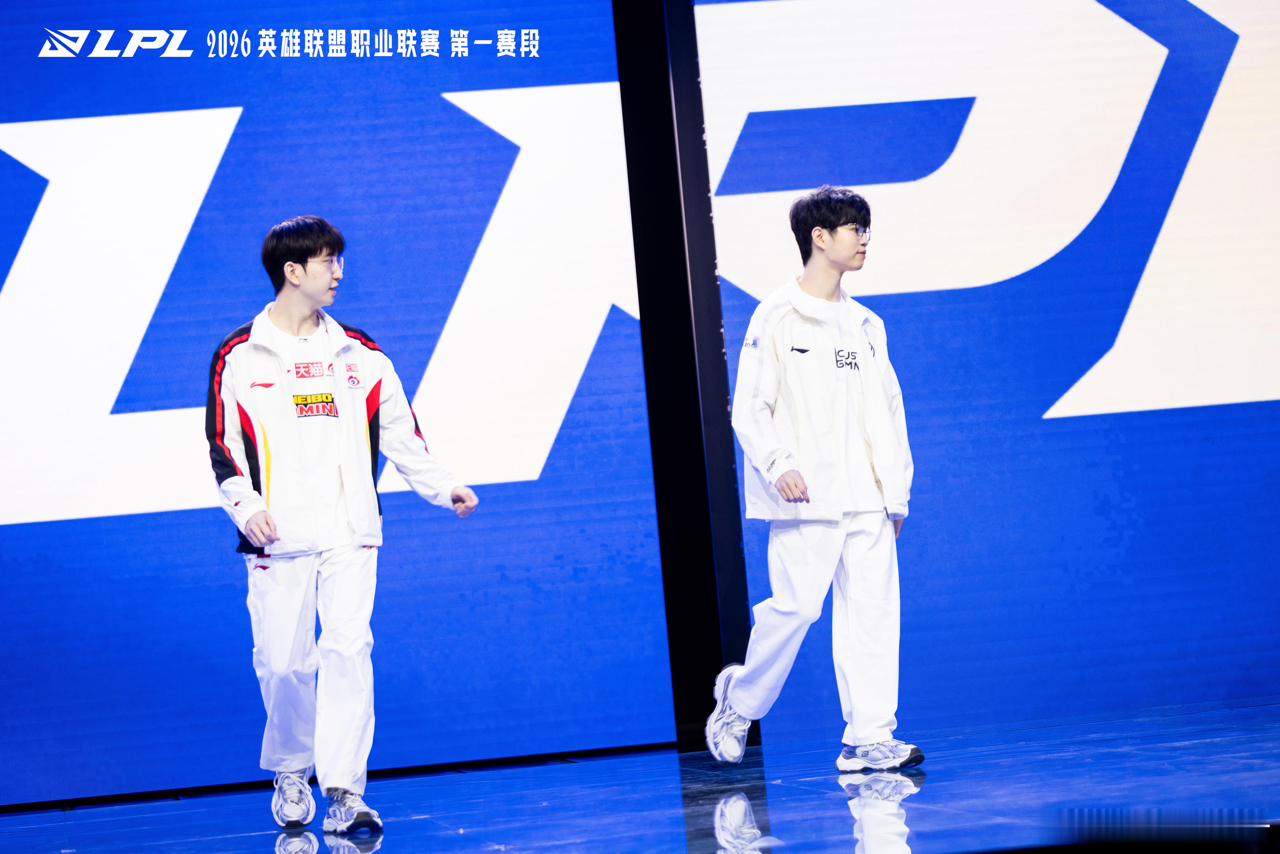 从媒体图册里捞到揭幕战当天笑得很开心的Elk，以及跟Photic碰拳拉扯的瞬间2