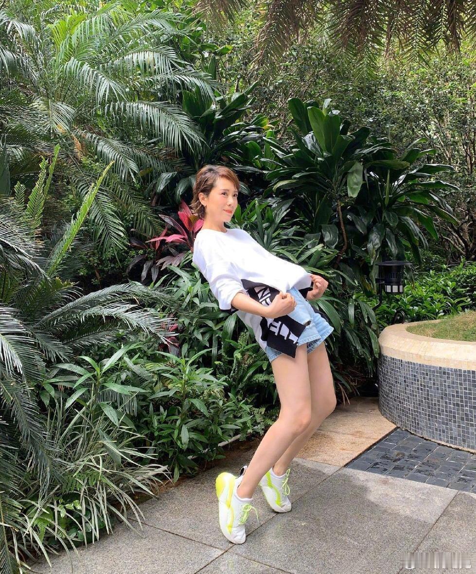 47岁海清拥有18岁身材，这才是演员该有的自律身材啊！！不像刘亦菲任由自己胖下去