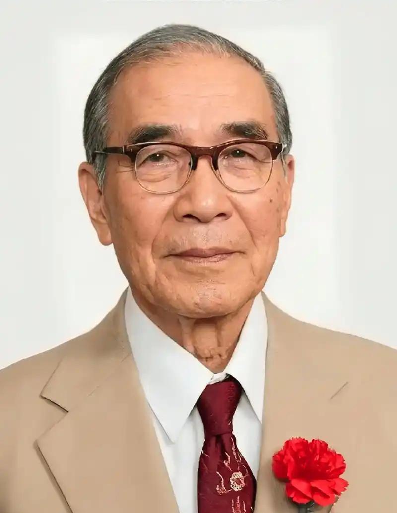 85 岁的他喝迷糊了，把家里 23 岁的小保姆当成了自己老婆。保姆没有说话，第二