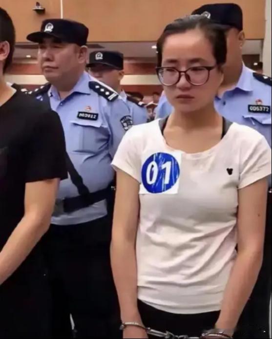 2019年，读硕士的杨春燕，在上课的时候，被警察带走。带走前，老师难以置信，询问