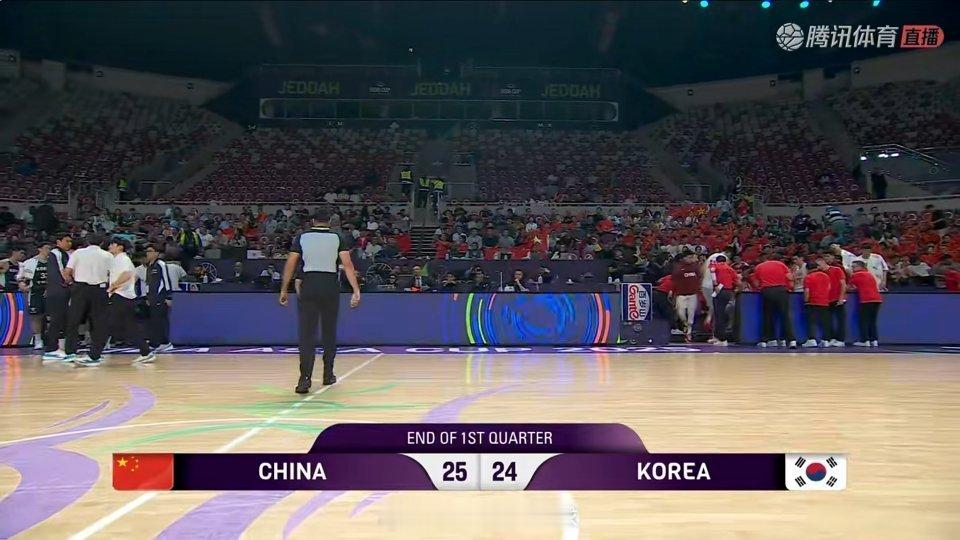 中国男篮vs韩国男篮 第一节结束，中国队25-24领先。 ​​​