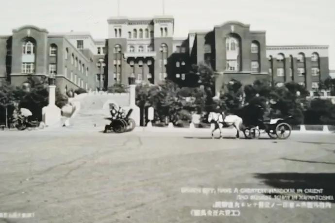 大连中山医院。老大连人习惯称为大连铁路医院。建于1925。依山而建，体量巨大，宏