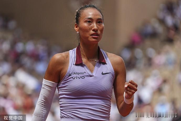 网球：郑钦文vs萨巴伦卡八强赛今日开战！！
2025法网女单1/4决赛，郑钦文再