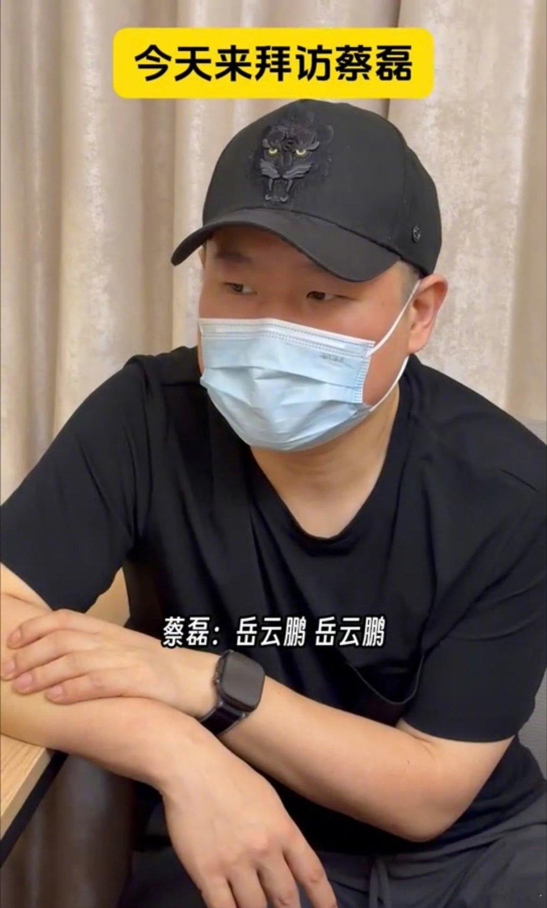 岳云鹏教蔡磊儿子快板自带亲和力的暖心时刻，岳云鹏认真示范快板基础动作。对待孩童温