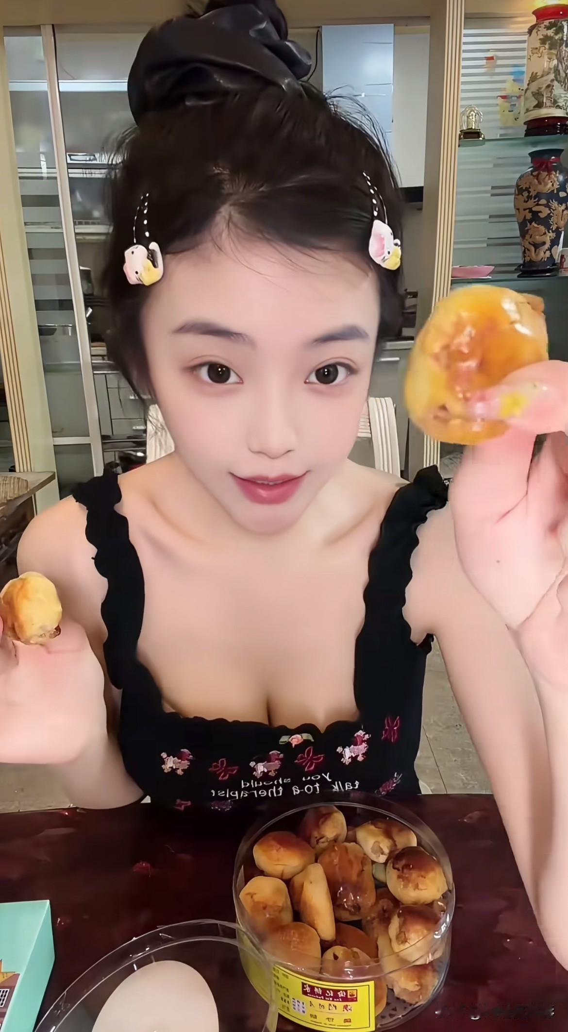 翻看司晓迪这两段吃播截图，整个人神态鬼迷日眼，眼神空洞涣散，精气神看着极差，恍惚
