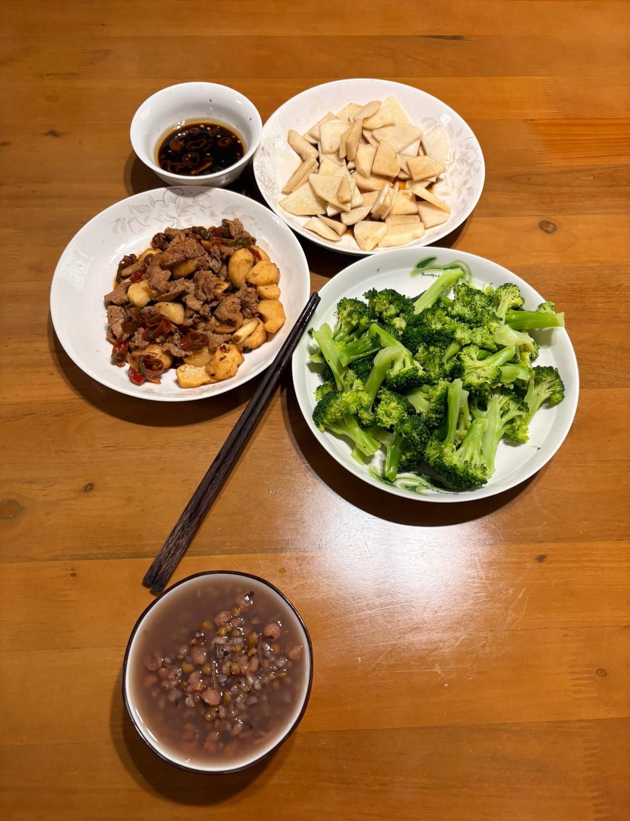 七零后老登的晚餐

看了这个图片，零零后的小登，九零后八零后的中登，我衷心地劝告