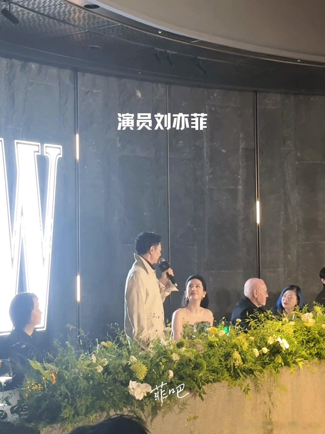 主编现场官宣刘亦菲W封面W中文版主编现场宣布刘亦菲新封面妈呀！这个待遇！主场现场