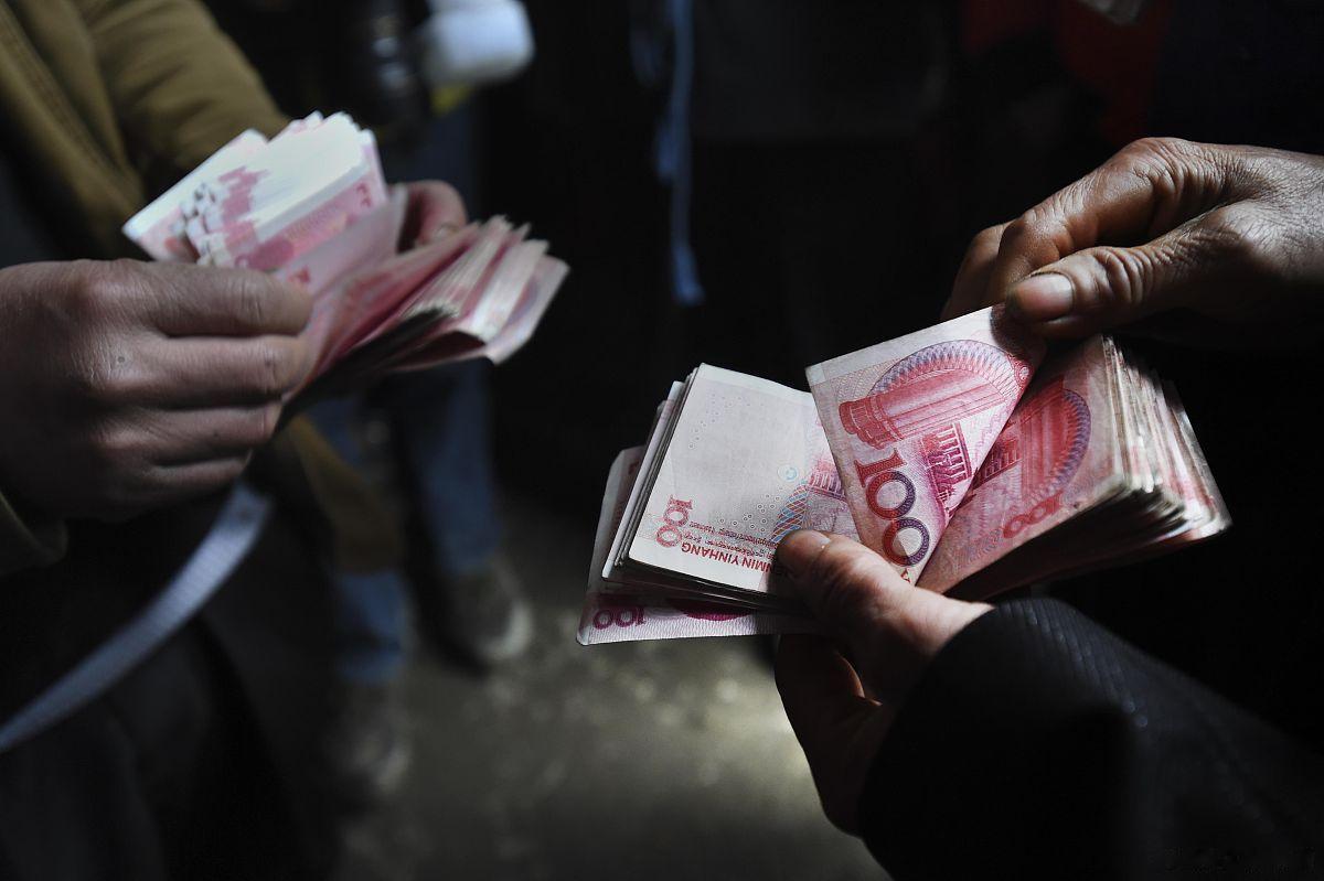 傍晚的巷子口，几个老邻居又搬出小板凳纳凉。



“听说了吗？老张家闺女把爹妈告