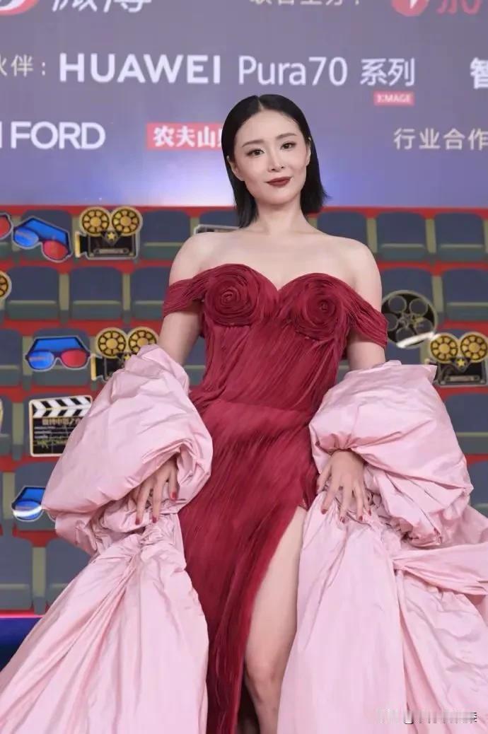 高叶端庄大气，关晓彤亭亭玉立，娜扎花容月貌，钟楚曦倾国倾城！
钟楚曦完胜，真的漂