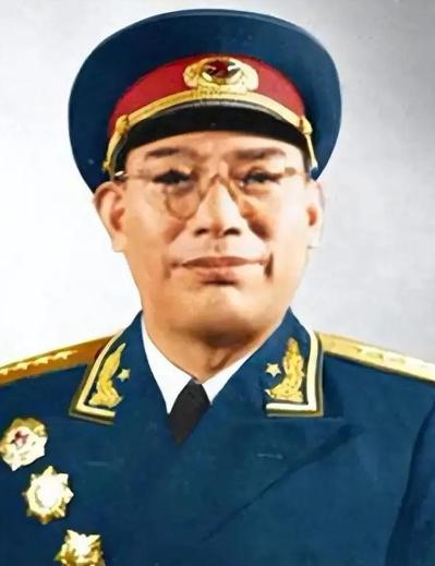 1955年授衔，有三位将军主动要求降衔，结局分别如何？
 
1955年我军第一次