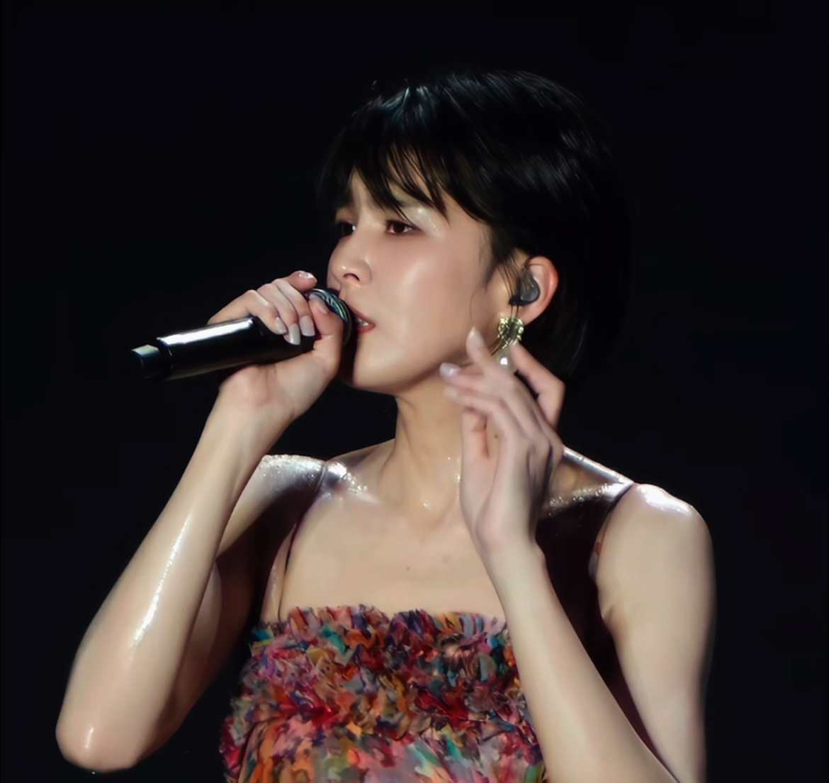 曾沛慈广州榜中榜舞台  冰美式很喜欢曾沛慈 今晚的曾沛慈好萌好漂亮啊，出了很多汗