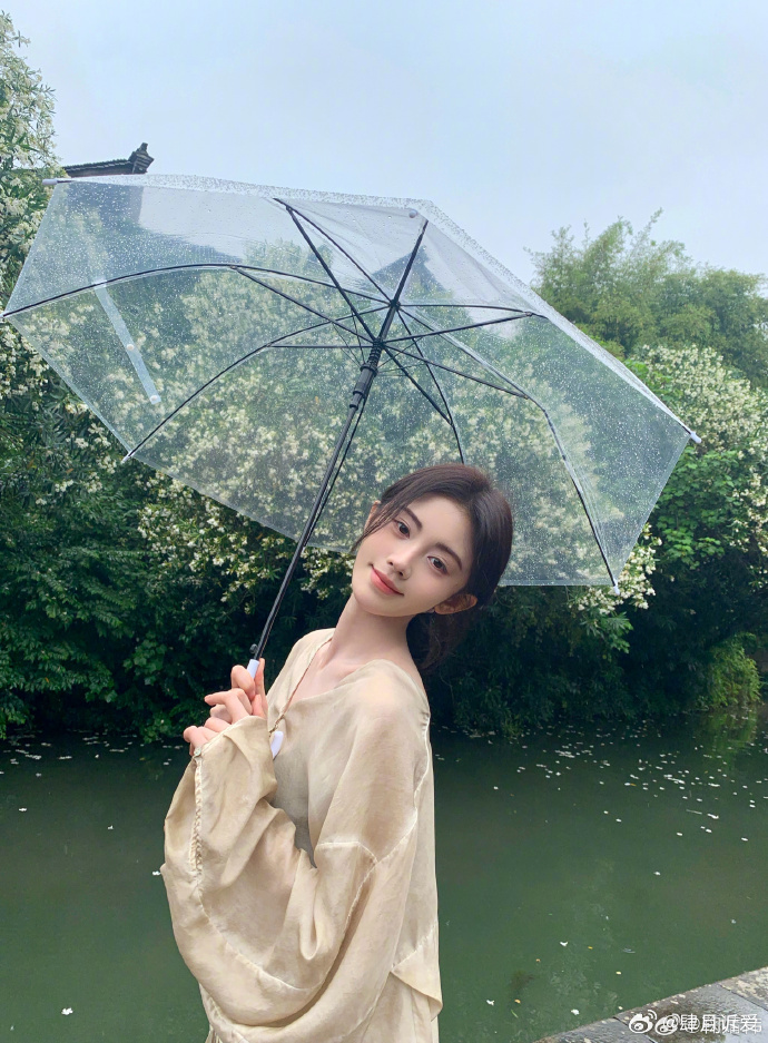 刘宇宁战队反超鞠婧祎战队登顶暑期嘉年华前期差距看着还挺大，刘宇宁队伍没有松懈，靠