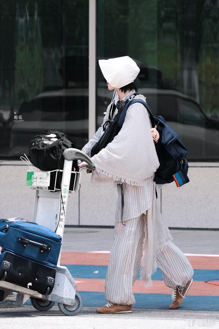 倪妮新疆向野之旅正式发车 刷到路透，倪妮在新疆好像玩得挺开心，期待正片，想看看她