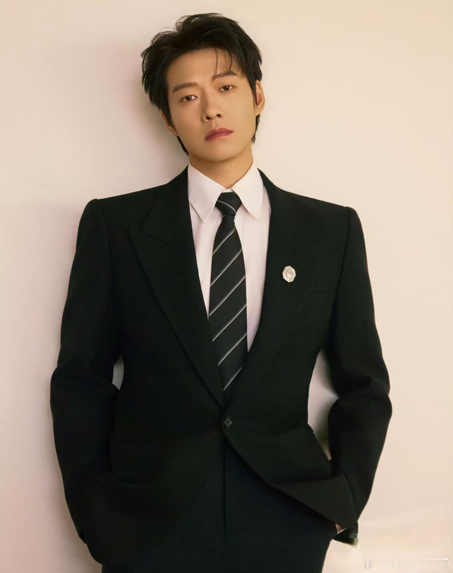 起猛了在综艺里看到了孟宴臣这个光影这个角度，把魏大勋拍得贵气逼人，跟当年剧里一模