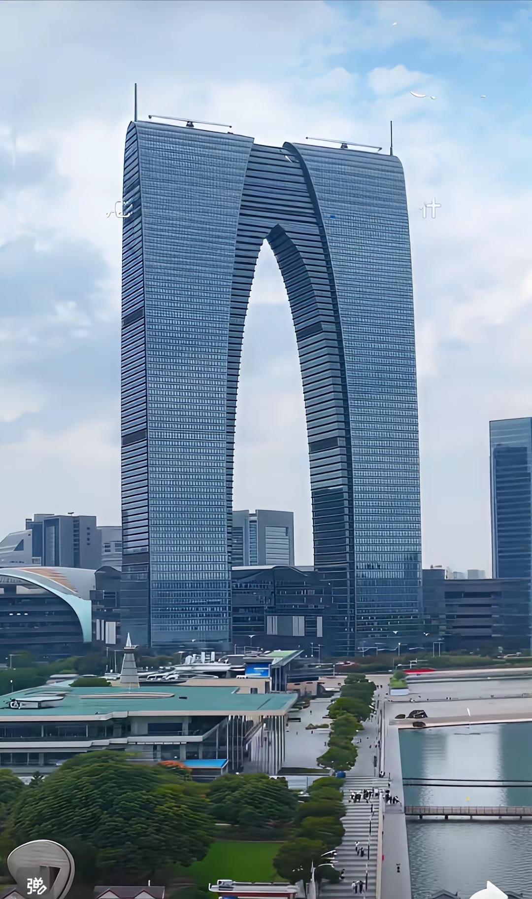 这俩建筑也是“绝配”啊
左边的好像是位于北京的央视大楼
右边的是哪里的建筑物呢？