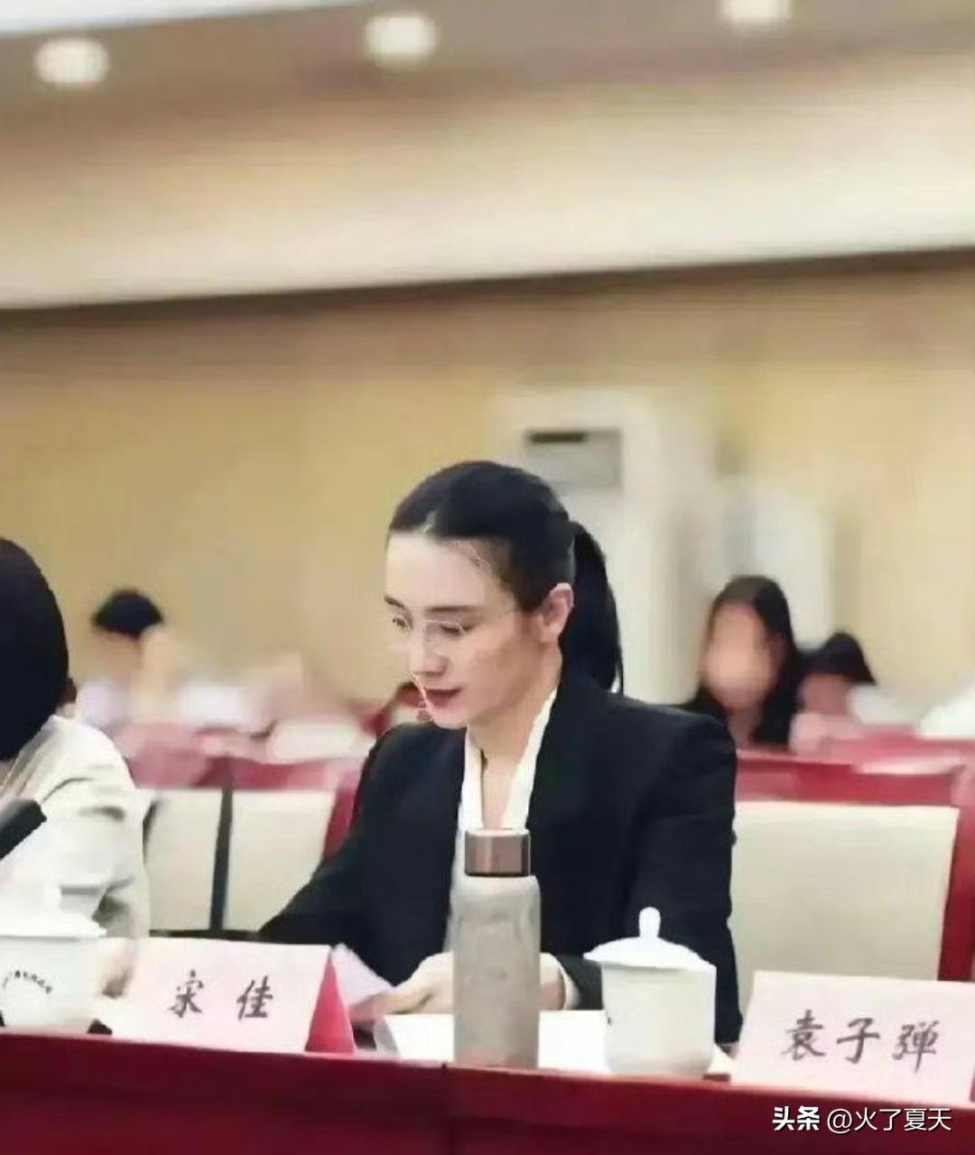 本以为宋佳的美貌已经无敌了，看看旁边，宋佳还是低调了 ​​​