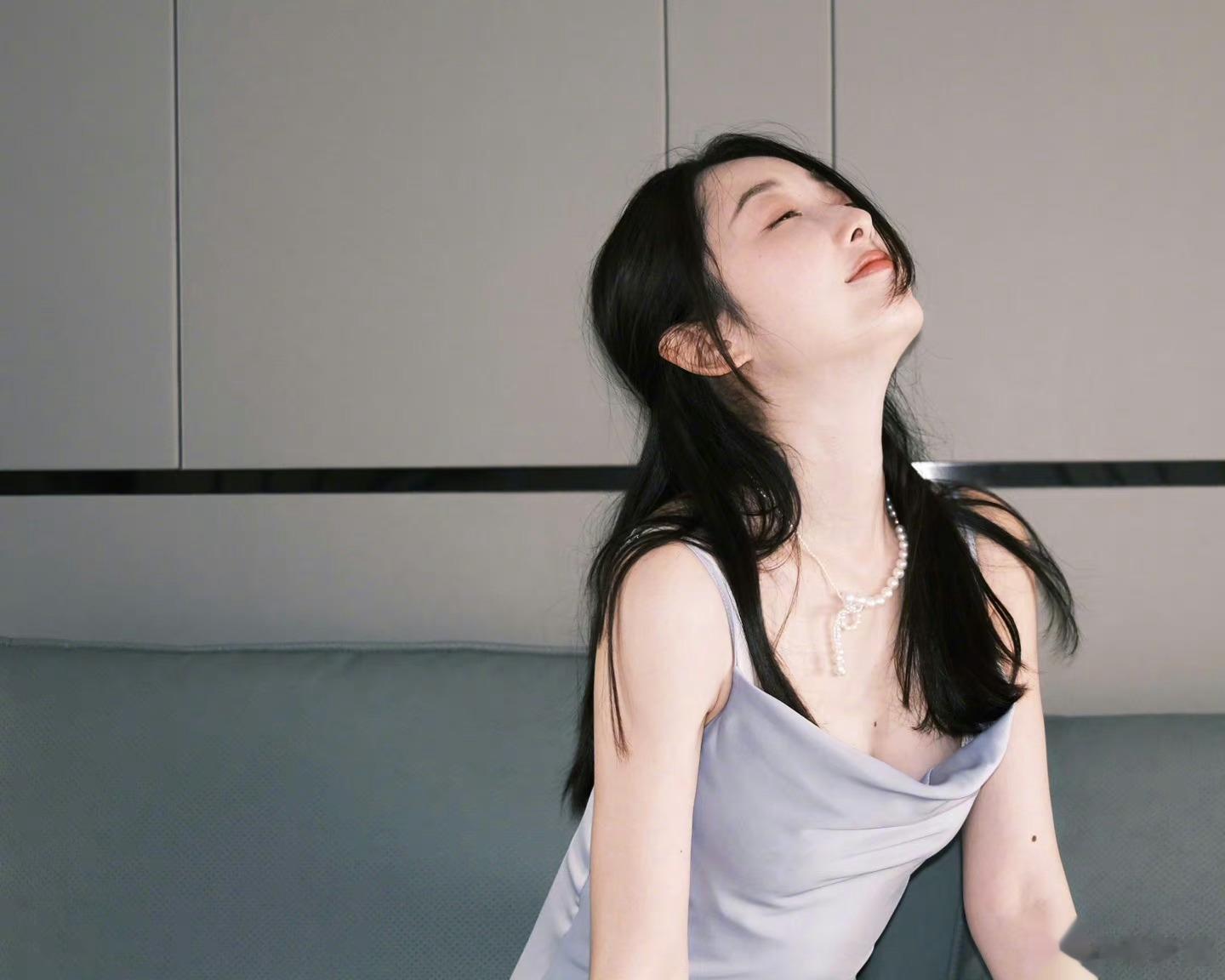 蒋梦婕又美又飒 小妈感十足 