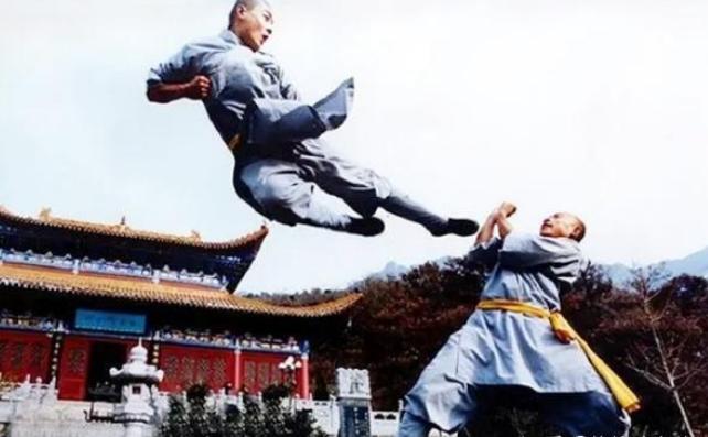 【2006年普京访问少林寺，释永信送他武功秘籍，开启一段特殊缘分】
2006年，