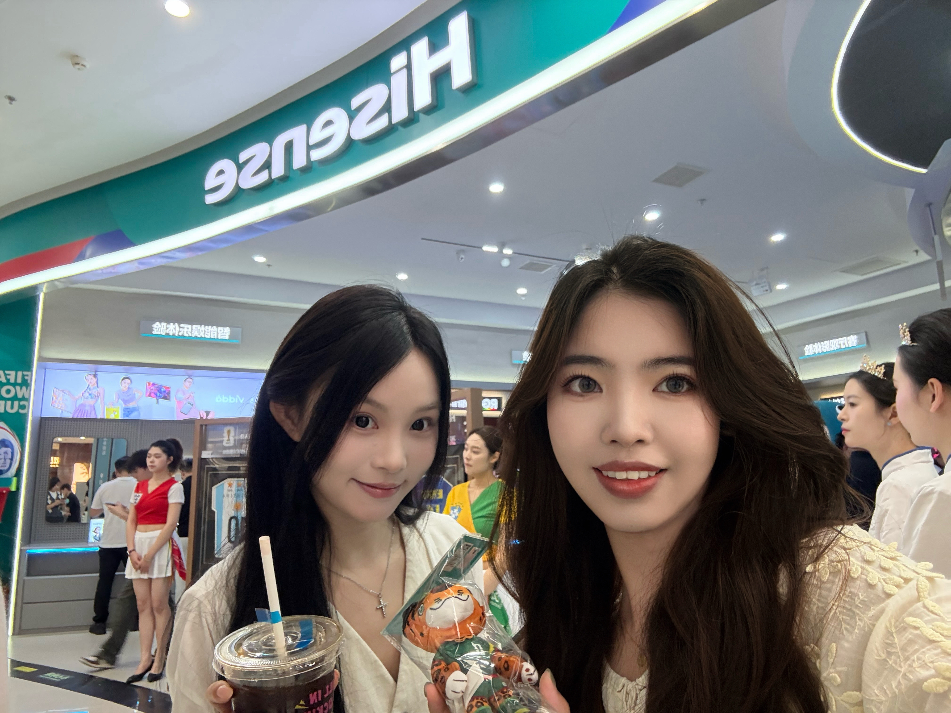 如果你也喜欢看世界杯的话，就能认识美女。杭州竟然开了个海信世界杯痛店，看看我偶遇