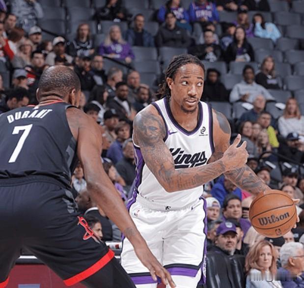 德罗赞谈杜兰特：

“KD依旧非常出色。”

“他是历史级别的得分手。”

“总